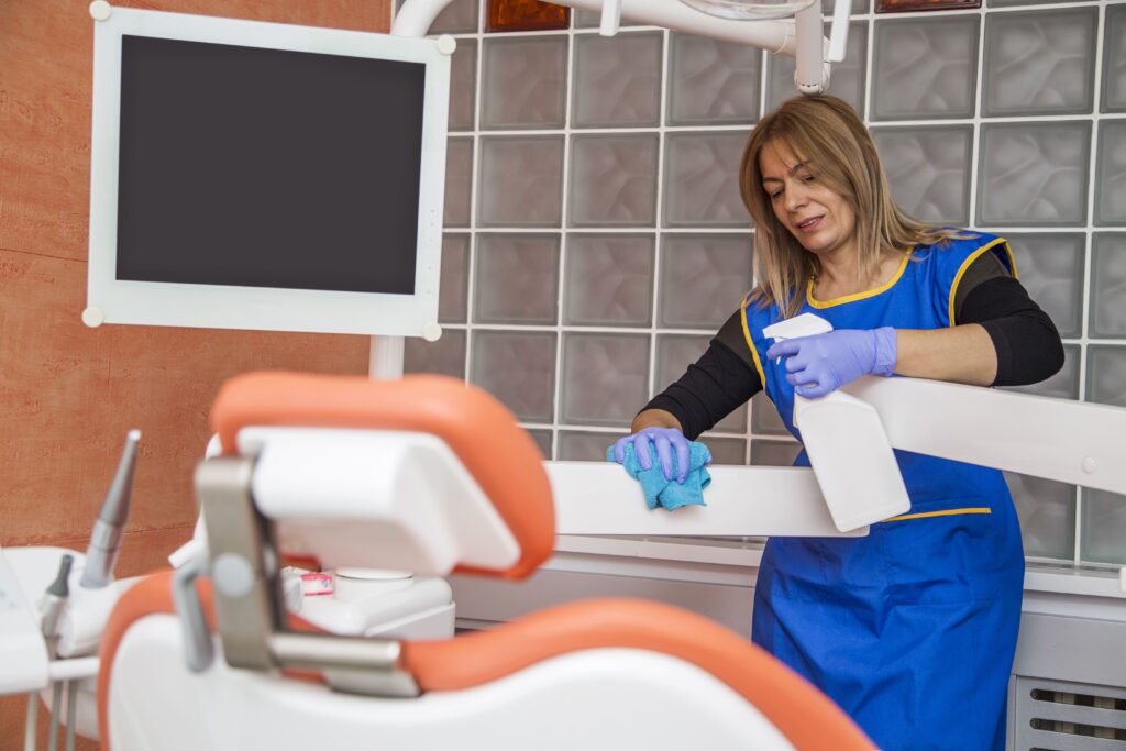 limpiadora de empresa de limpieza en almeria en centro sanitario